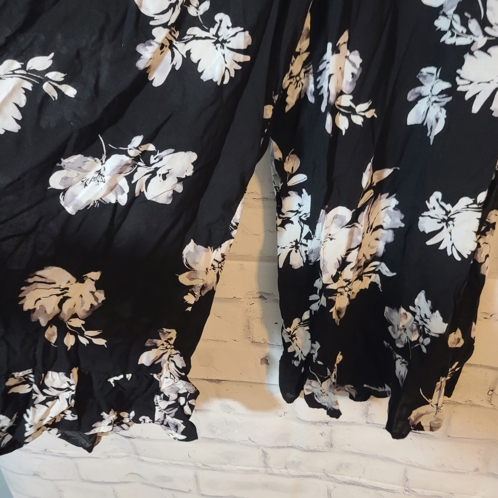 Simply Vera Floral Lightweight Capri Pants Med - Picture 3 of 5